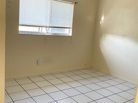5th image of 704 SE 9th St APT A