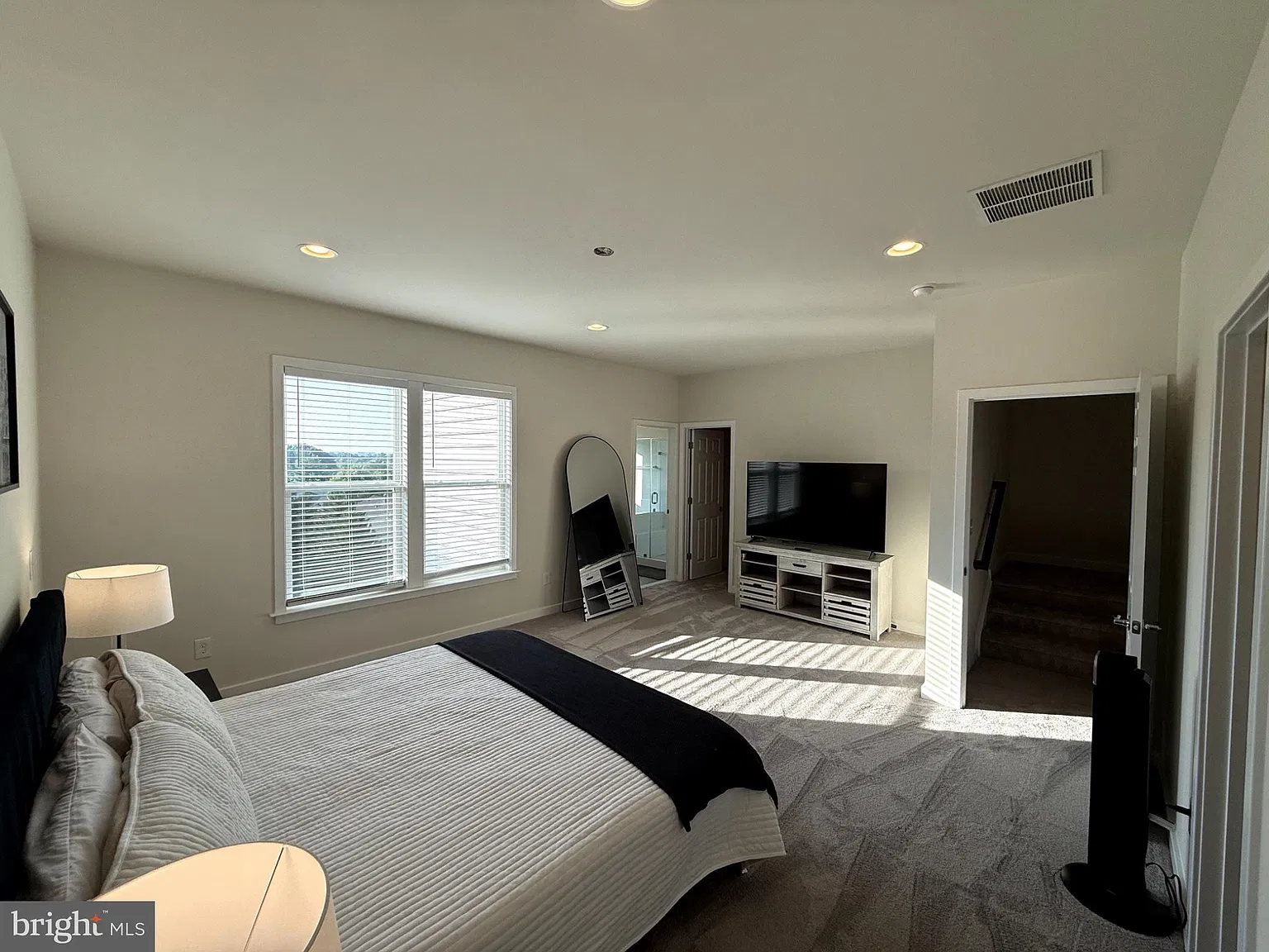 4 bed, 3.5 bath, 3216 sqft, $5,000 — Photo 2