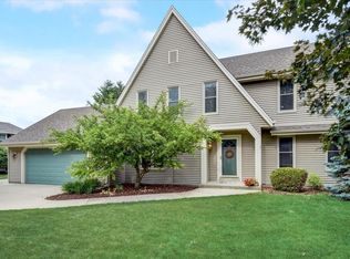 W226N2530 Oakwood Ln, Waukesha, WI 53186