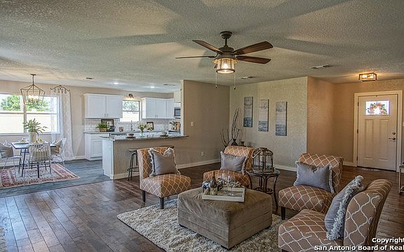 4th image of 1347 Carnation Ln