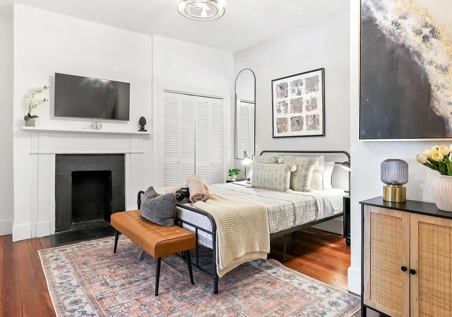 Historic Savannah Parlor Apartment, Walkable — Photo 2