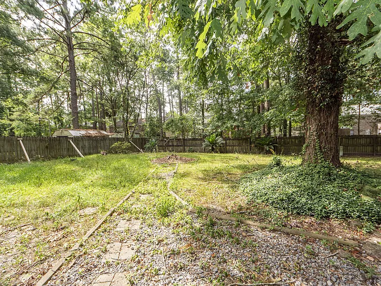 305 Chessington Cir — Photo 32