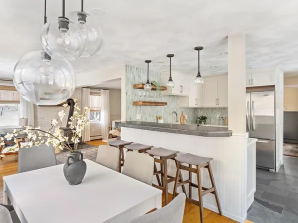 12 Campmeeting Rd, Topsfield, MA 01983