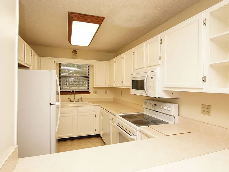 561 Bayshore Dr — Photo 11