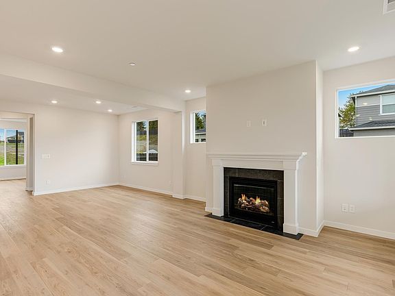 3rd image of 415 Juniper St