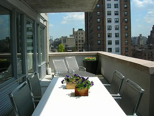 Sold by Sotheby's International Realty | media 6