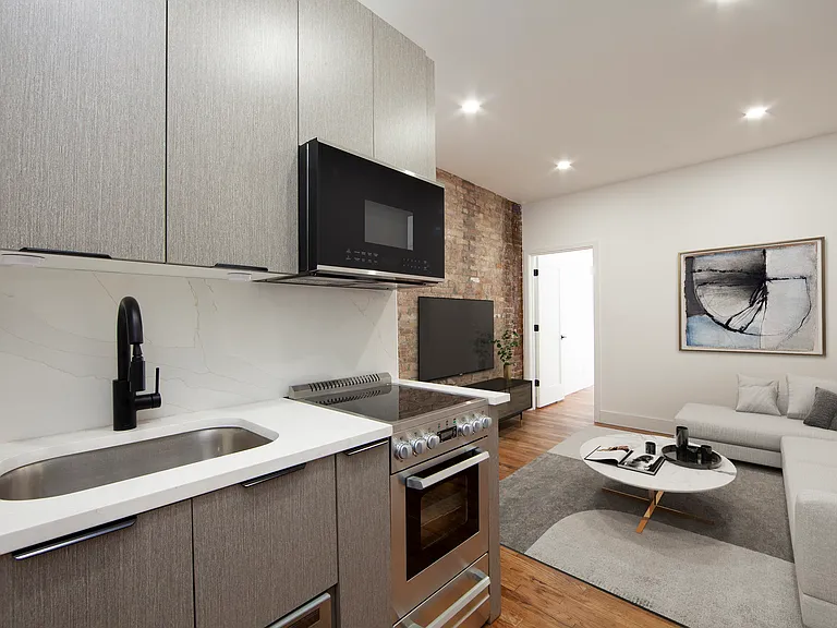 219 E 10th St #1 — Photo 2