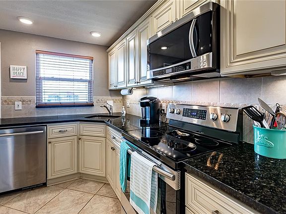 4th image of 19451 Gulf Blvd APT 616