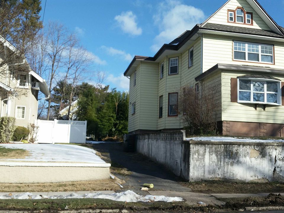 2nd image of 109 W Main St