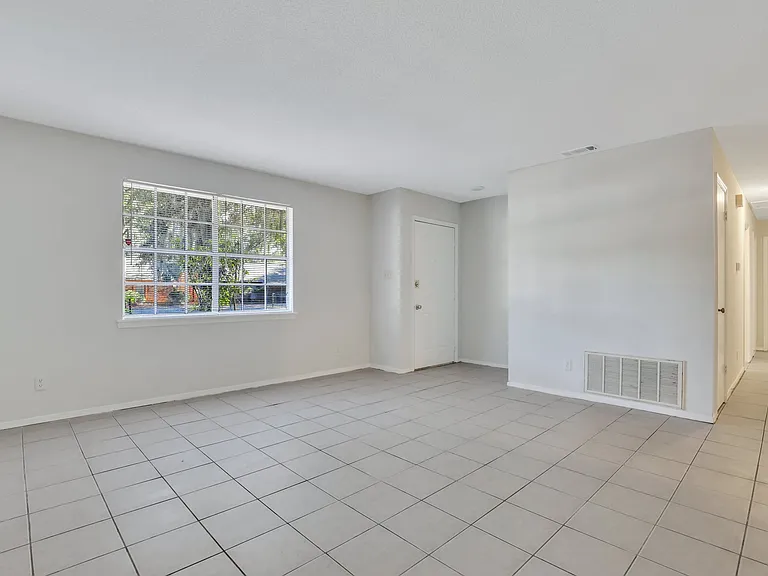423 Edgewater Rd — Photo 2