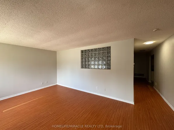 565 Kennedy Rd #3, Toronto, ON M1K 2B2