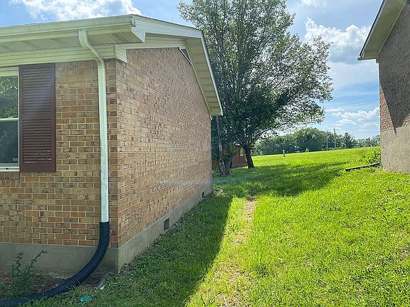 4th image of 205 S White Oak Cir