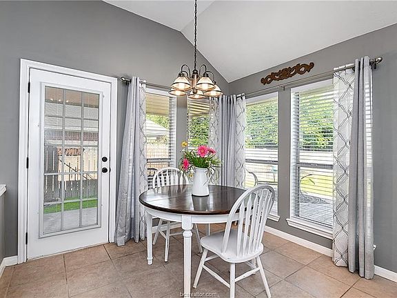 5th image of 240 Stuttgart Cir