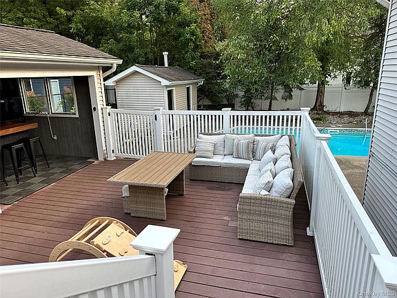 4th image of 44 Roe Avenue