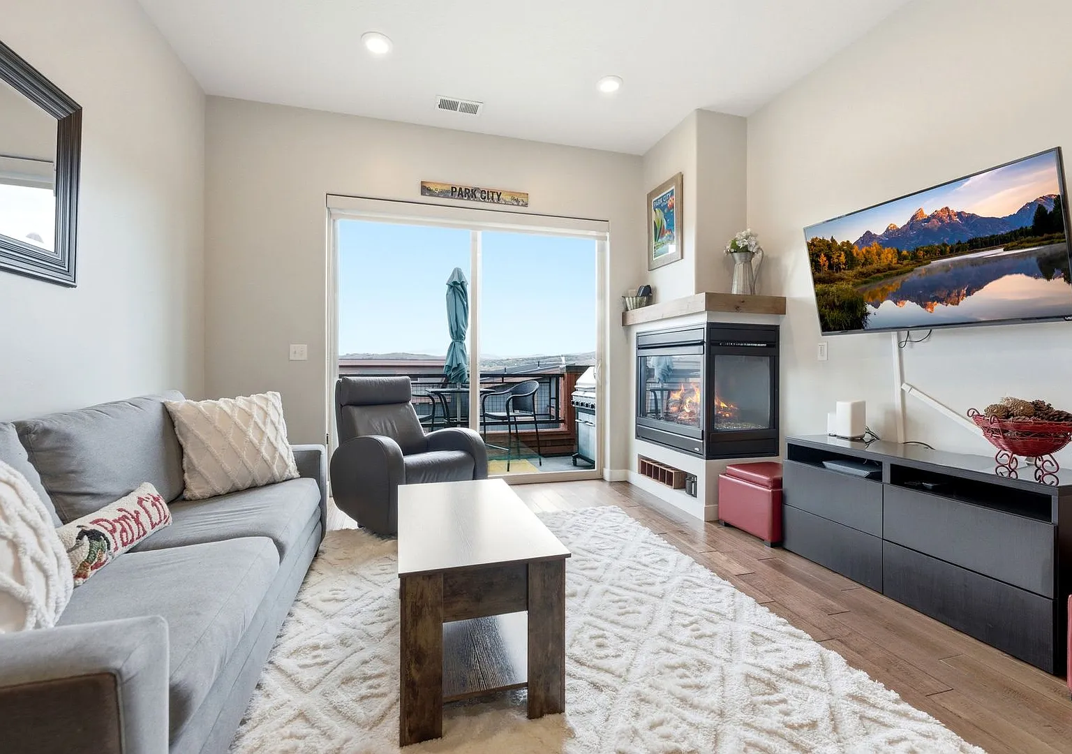 Fully Furnished Newpark Townhome - 1 car Garage - 6 Months up to 1 Year Lease — Photo 2