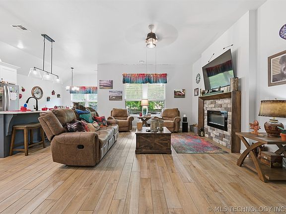 3rd image of 903 Dahlia Ln
