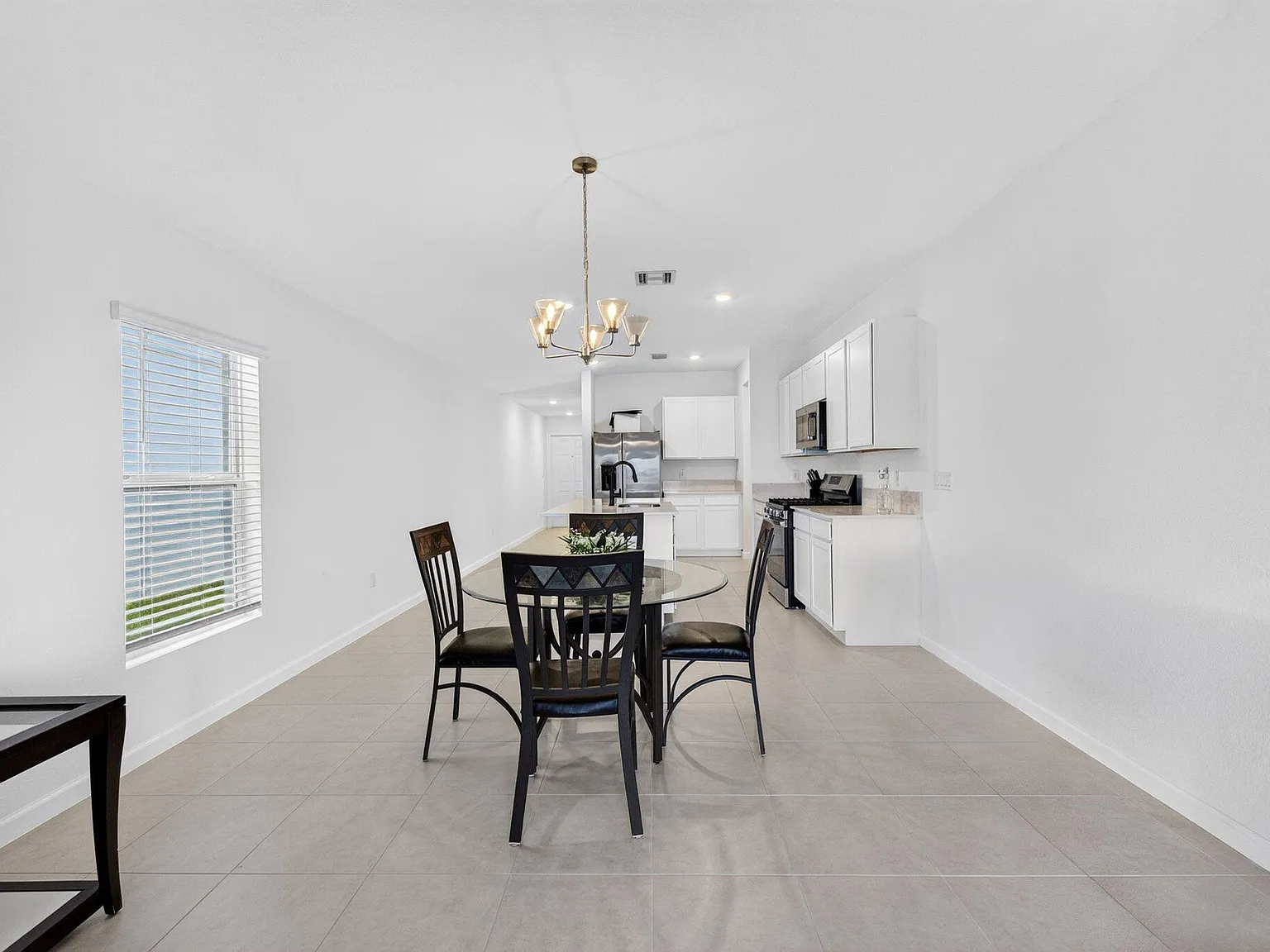 3 bed, 2.0 bath, 1432 sqft, $2,200 — Photo 3