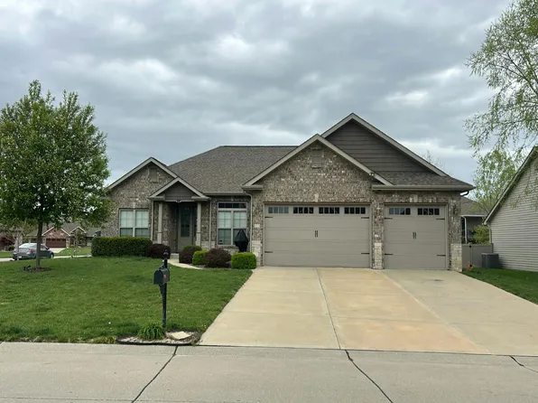 113 Stonebridge Crossing Dr, Maryville, IL 62062