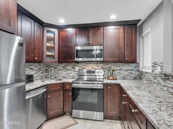 91 Arrowood Rd Unit B, Manalapan, NJ 07726