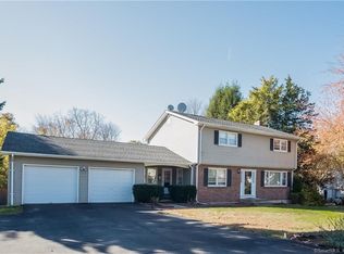 8 Gardner Acres Rd, Norwich, CT 06360