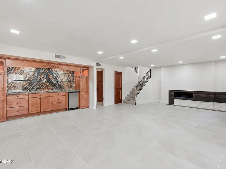 2221 E Vista Ave — Photo 17