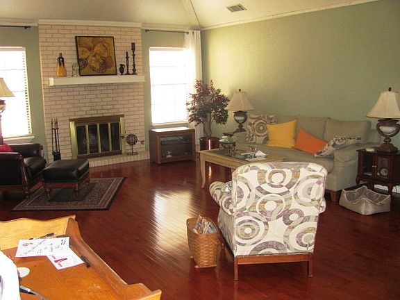 3rd image of 808 Oakwood Blvd