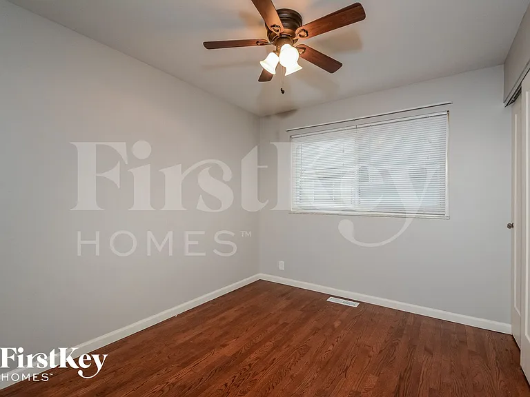 2415 Cambridge Dr — Photo 10