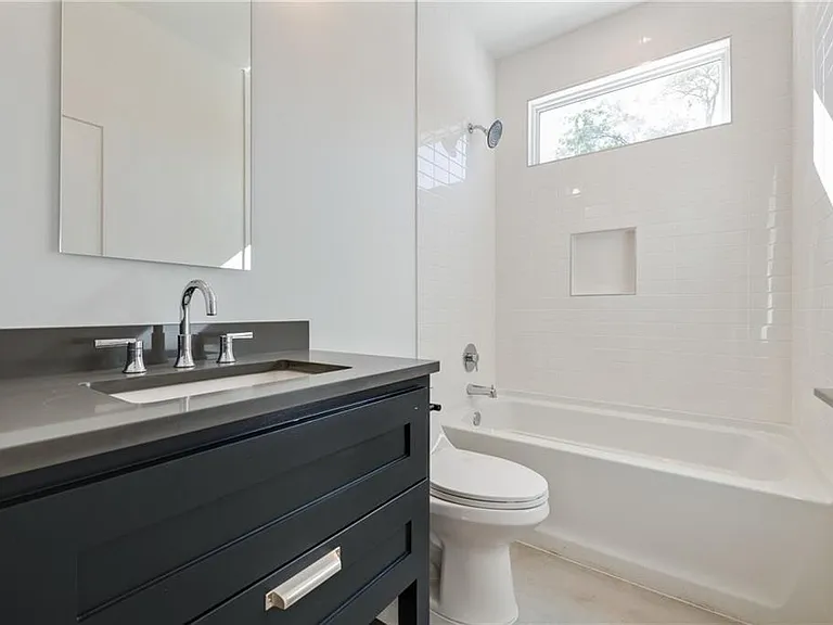 408 W 38th St #1 — Photo 22