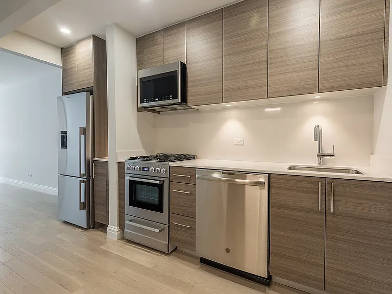 235 W 48th St #9E — Photo 5