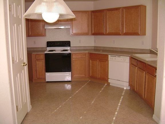 Super clean kitchen with nice appliances, including dishwasher and pantry.