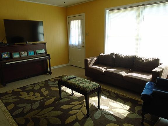 3rd image of 901 Collinwood Ave