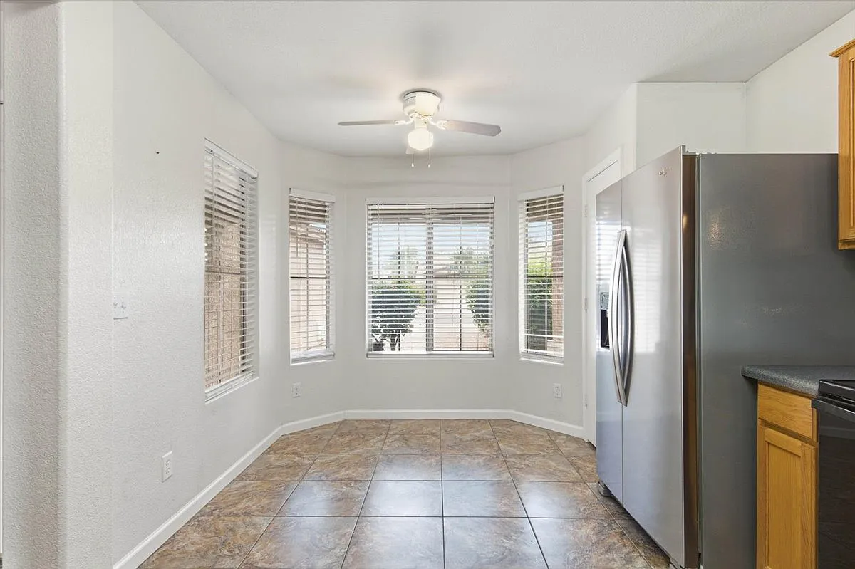 3 bed, 1402 sqft, $2,400 — Photo 2