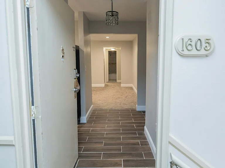 1605 Summit Point — Photo 2