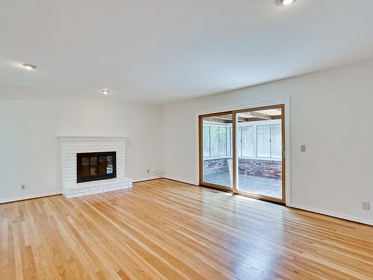 1572 Tobias Dr — Photo 3