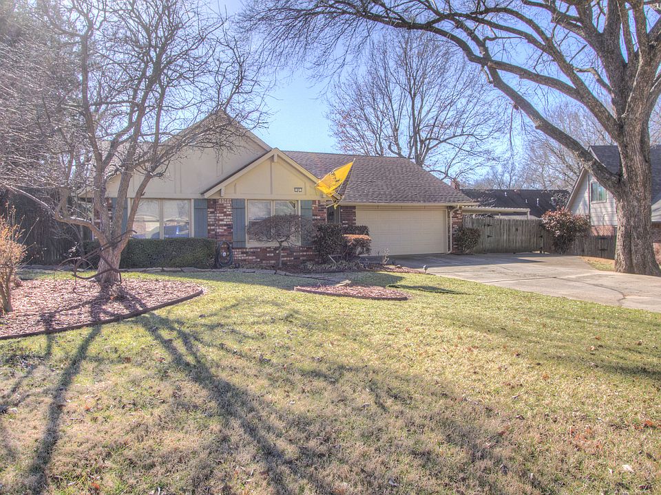 1st image of 905 S Park Cir