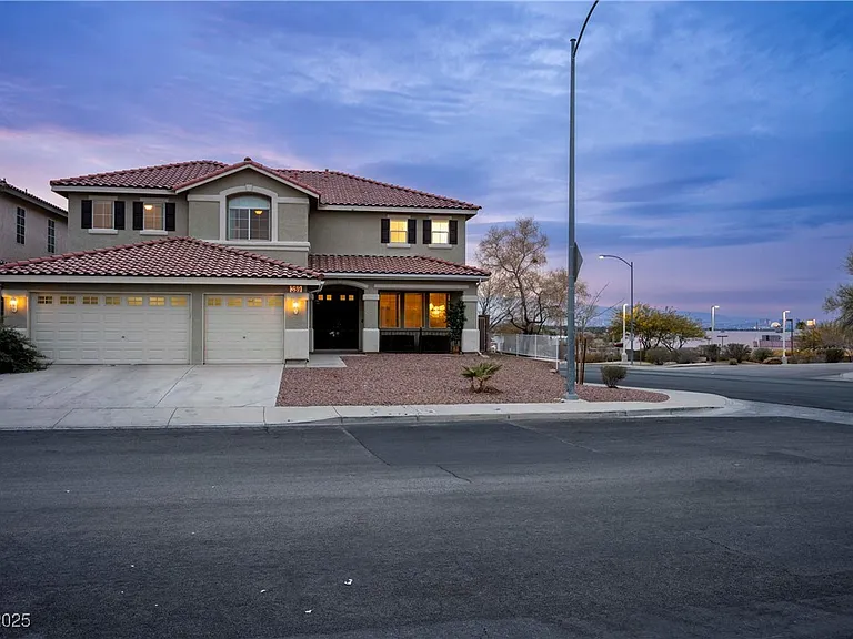 359 Hoskins Ct — Photo 3