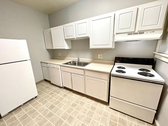Kitchen (includes dishwasher)
