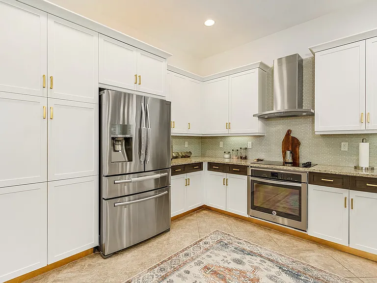 3063 Hudson Ter — Photo 12