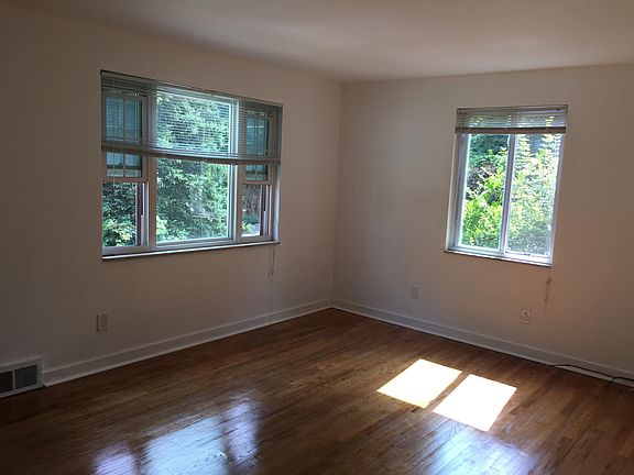 3rd image of 710 Crane Ave