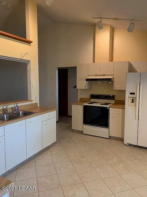 3 bed, 2.0 bath, 1946 sqft, $2,300 — Photo 2