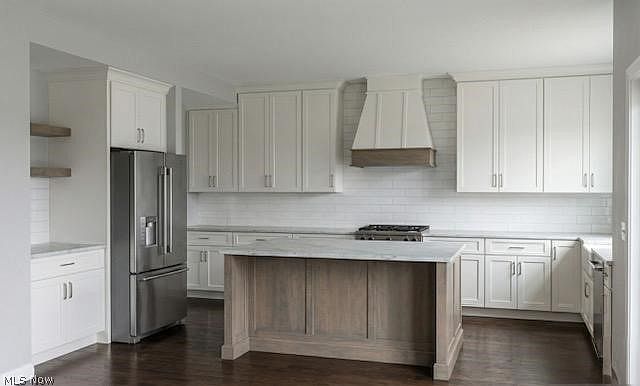2nd image of 553 Woodlands Glen Ave