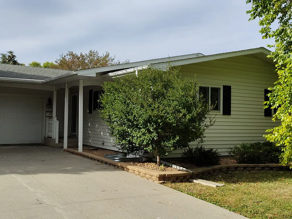 313 Forest Ave N