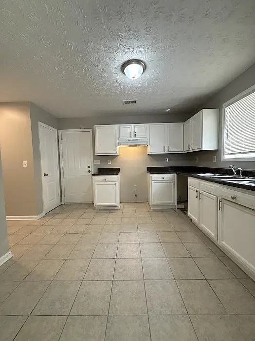 3 bed, 2.5 bath, 1440 sqft, $1,595 — Photo 3