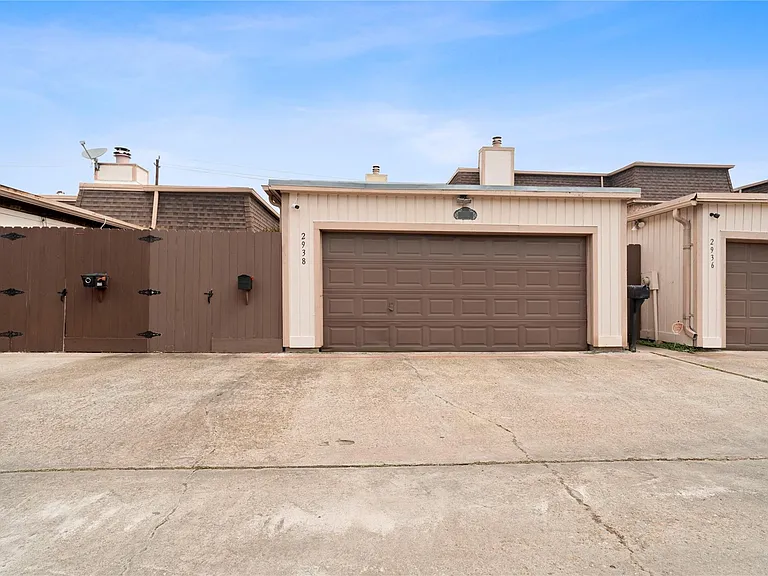 2938 Camelot Ln — Photo 34