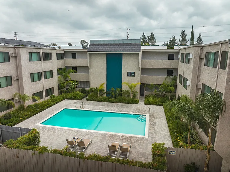7317 Haskell Ave — Photo 10