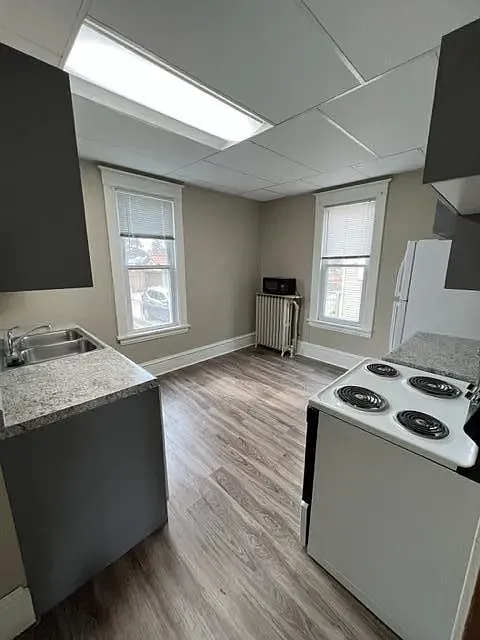 9 bed, 3110 sqft, $4,400 — Photo 2