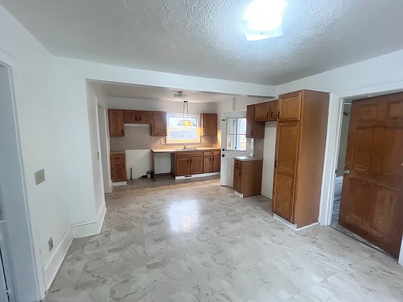 3rd image of 3137 Belmont Pl SW