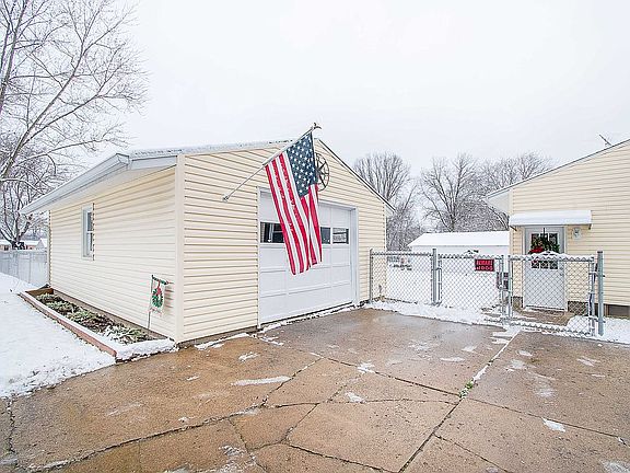 Over-sized one-car garage
