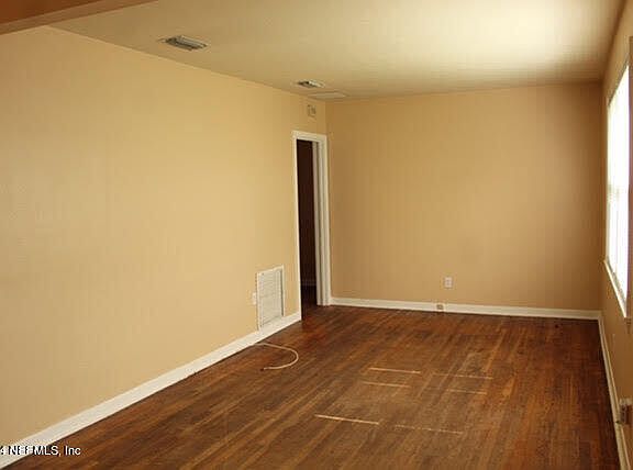 5th image of 713 CENTER Street