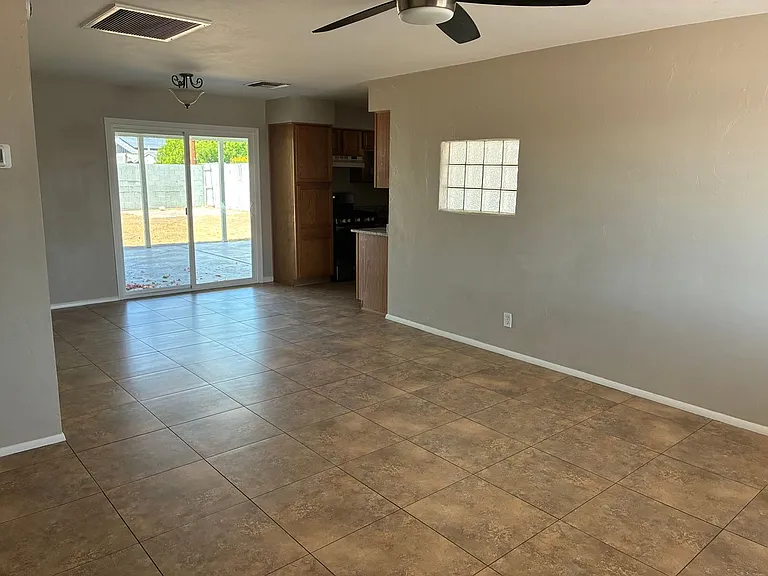 3426 E Hillery Dr — Photo 3